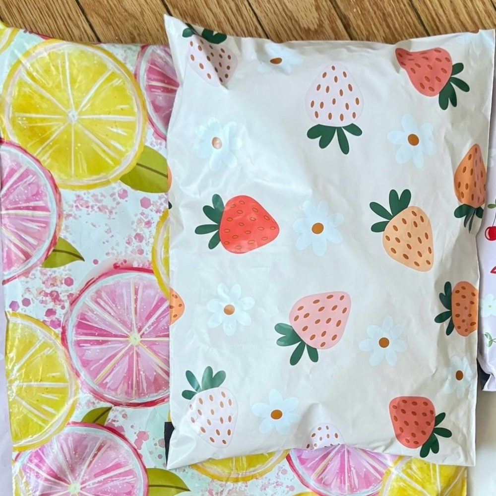 🍓 Strawberry Poly Mailer’s 10x13 Pack of 25 PRICE is Firm - Picture 6 of 8